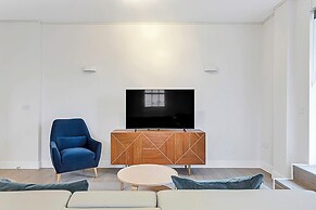 Sunny 2-bed Flat in Chiswick