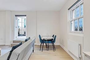 Sunny 2-bed Flat in Chiswick