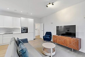 Sunny 2-bed Flat in Chiswick