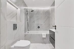 Sunny 2-bed Flat in Chiswick