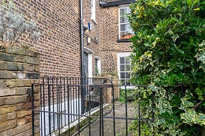Character Cottage In Historic Hampstead