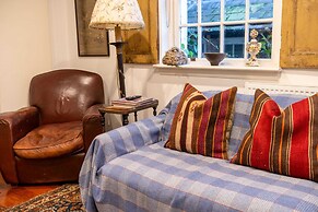 Character Cottage In Historic Hampstead