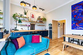 Beautiful Two Bedroom Abode Near Victoria