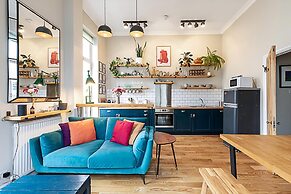 Beautiful Two Bedroom Abode Near Victoria