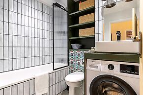 Beautiful Two Bedroom Abode Near Victoria