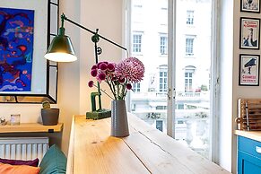 Beautiful Two Bedroom Abode Near Victoria