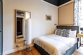 Beautiful Two Bedroom Abode Near Victoria