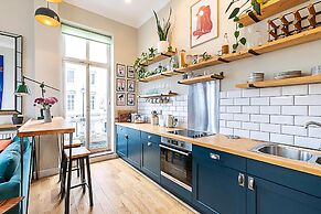 Beautiful Two Bedroom Abode Near Victoria