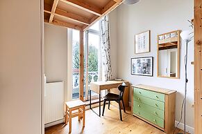 Beautiful Two Bedroom Abode Near Victoria
