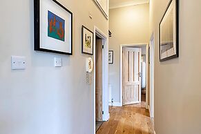 Beautiful Two Bedroom Abode Near Victoria