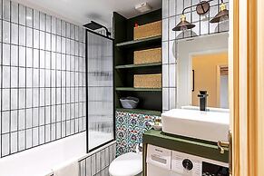 Beautiful Two Bedroom Abode Near Victoria
