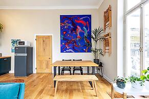 Beautiful Two Bedroom Abode Near Victoria