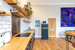 Beautiful Two Bedroom Abode Near Victoria