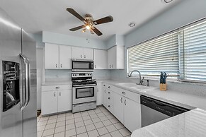 Sunny Retreat In Clearwater 2 Bedroom Home by RedAwning
