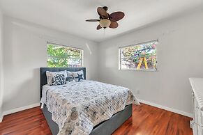 Sunny Retreat In Clearwater 2 Bedroom Home by RedAwning