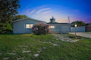 Sunny Retreat In Clearwater 2 Bedroom Home by RedAwning