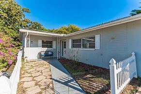 Sunny Retreat In Clearwater 2 Bedroom Home by RedAwning