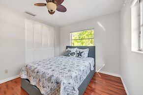 Sunny Retreat In Clearwater 2 Bedroom Home by RedAwning