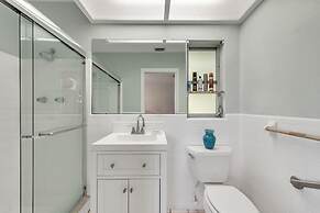 Sunny Retreat In Clearwater 2 Bedroom Home by RedAwning