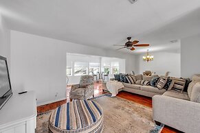 Sunny Retreat In Clearwater 2 Bedroom Home by RedAwning