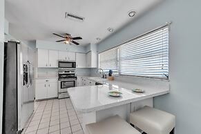 Sunny Retreat In Clearwater 2 Bedroom Home by RedAwning