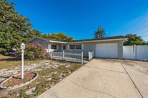 Sunny Retreat In Clearwater 2 Bedroom Home by RedAwning