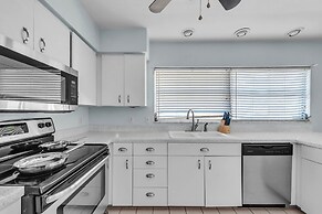 Sunny Retreat In Clearwater 2 Bedroom Home by RedAwning