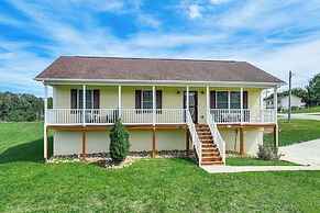 Charming Shenandoah Retreat w/ Deck & Grill!