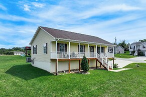 Charming Shenandoah Retreat w/ Deck & Grill!