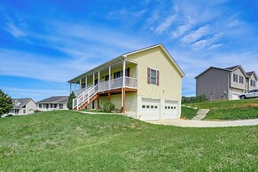 Charming Shenandoah Retreat w/ Deck & Grill!