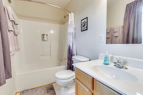 Charming Shenandoah Retreat w/ Deck & Grill!