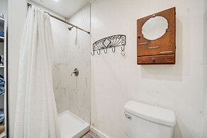 Cozy Canyon Lake Cottage Rental w/ Private Hot Tub