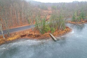Cozy Wisconsin Cabin w/ Deck, Kayaks & Lake Views!