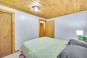 Cozy Wisconsin Cabin w/ Deck, Kayaks & Lake Views!