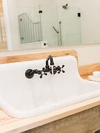 Pine Cove Treehouses & Cabins