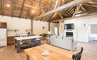 Pine Cove Treehouses & Cabins