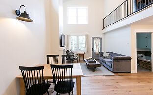 Pine Cove Treehouses & Cabins