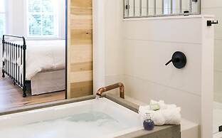 Pine Cove Treehouses & Cabins