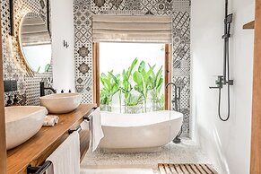 Brand New Capella Villa by DH