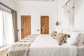 Brand New Capella Villa by DH