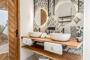 Brand New Capella Villa by DH