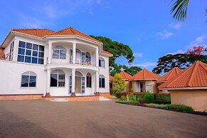 CROYLANDZ COTTAGES