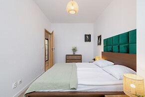 Apartment With Large Balcony by Renters