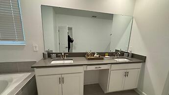 Stunning 5Bd w Pool Close to Disney at Champions Gate 8956