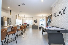 Stunning 4 Bd w Pool Storey Lake Resort 2400