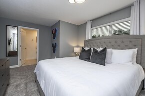 Stunning 4 Bd w Pool Storey Lake Resort 2400