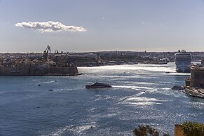 Harbour View Spacious 2BR Apartment