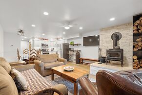 Luxury at Altitude Base Camp 2 Bedroom 2 Condo by RedAwning