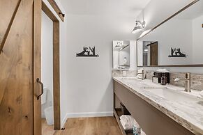 Luxury at Altitude Base Camp 2 Bedroom 2 Condo by RedAwning