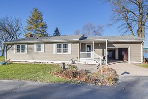 Waterfront Home w/ Game Room: 4 Mi to Le Claire!